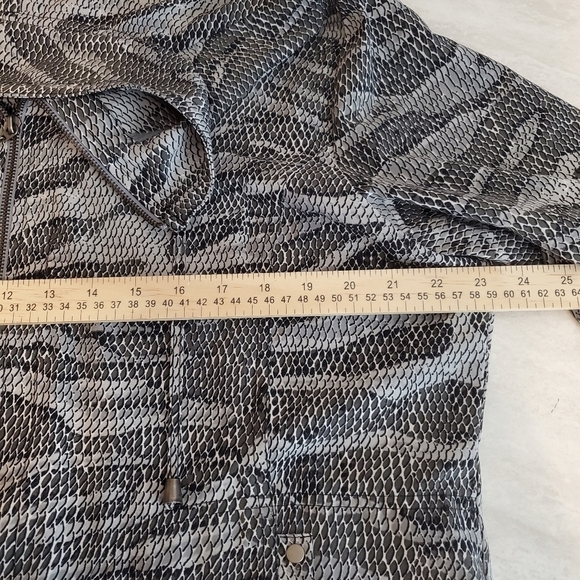 Chico's Zenergy Jacket Womens 2 US 12 Large Gray Snakeprint Full Zip Mockneck - Picture 4 of 12